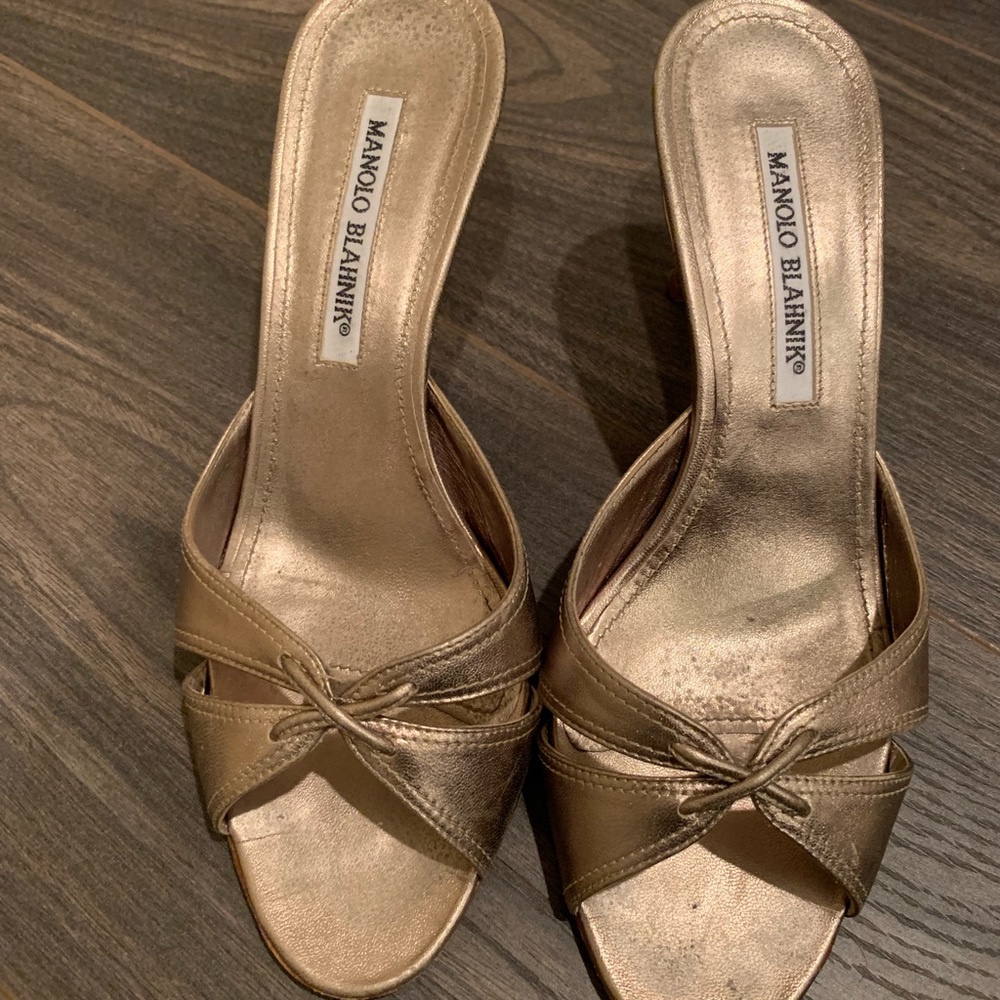 Manolo blahnik gold kitten heel